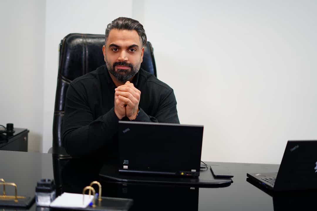 مهندس وحید احمدی پور تکنسین ارشد تعمیر دوربین سونی در ایران