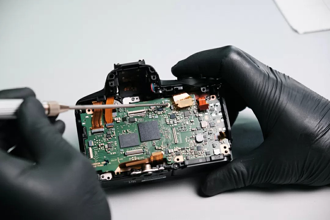 تعمیر و رفع مشکلات شارژ از طریق USB-C در Canon EOS R50 و تعمیر مدار شارژ داخلی