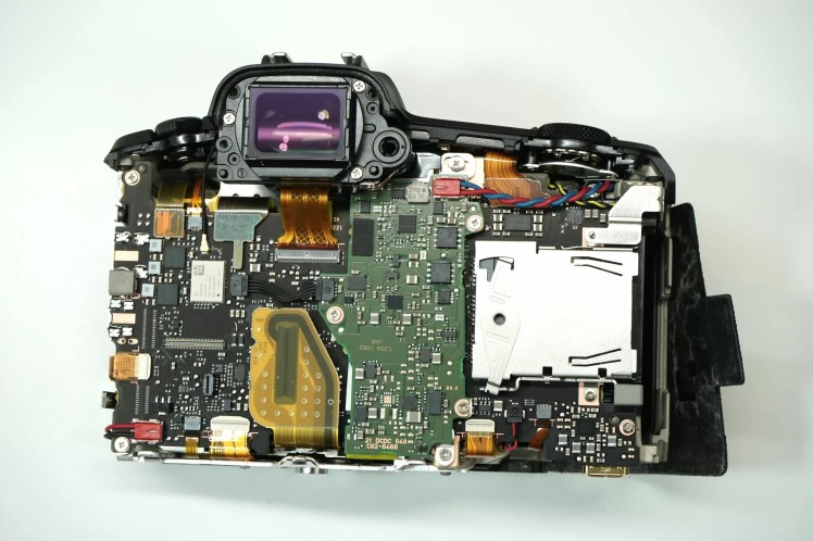 تعمیر و رفع مشکلات شارژ از طریق USB-C در Canon EOS R50 و تعمیر مدار شارژ داخلی